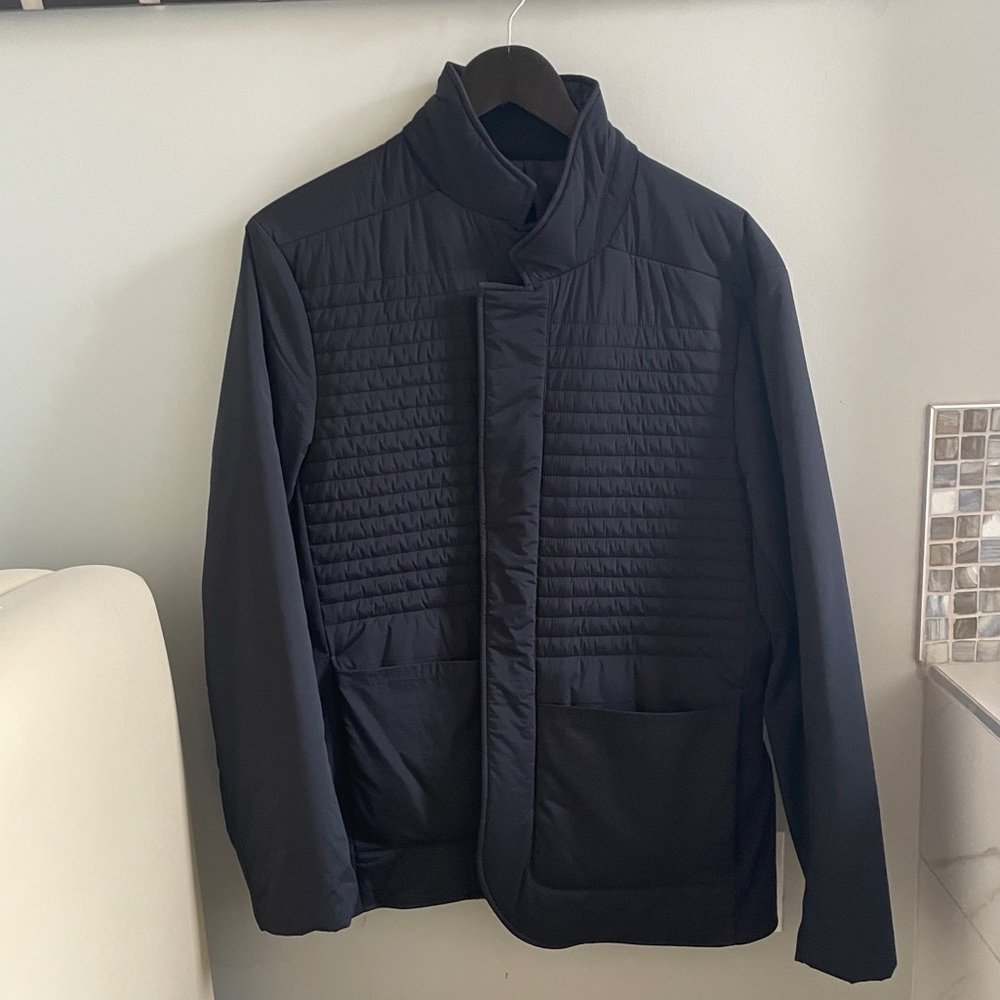 Lululemon Large Men’s driving jacket.  Rare.  Goes great with jeans.